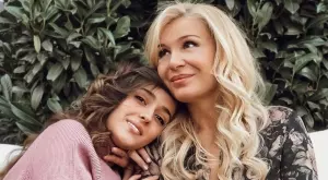 Дъщерята на Гала неузнаваема, превърна се в копие на майка си (СНИМКИ)