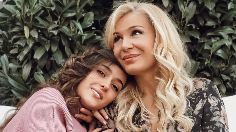 Дъщерята на Гала неузнаваема, превърна се в копие на майка си (СНИМКИ)