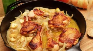 Есенна рецепта за пилешко с ябълки и бърбън