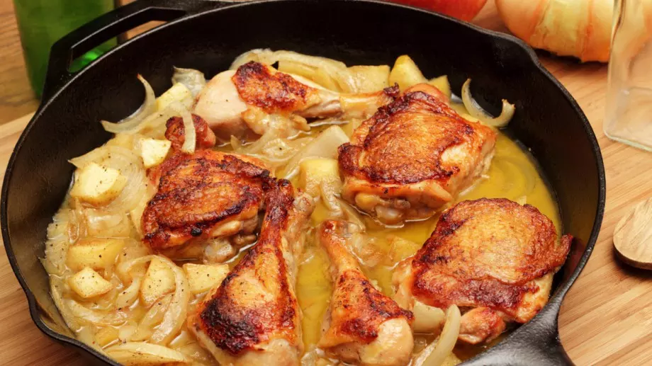 Есенна рецепта за пилешко с ябълки и бърбън