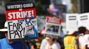 Какво са се договорили стачкуващите американски сценаристи и филмовите студия