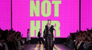 Dior пролет/лято 2024 бори сексизма с архитектурни силуети (СНИМКИ)