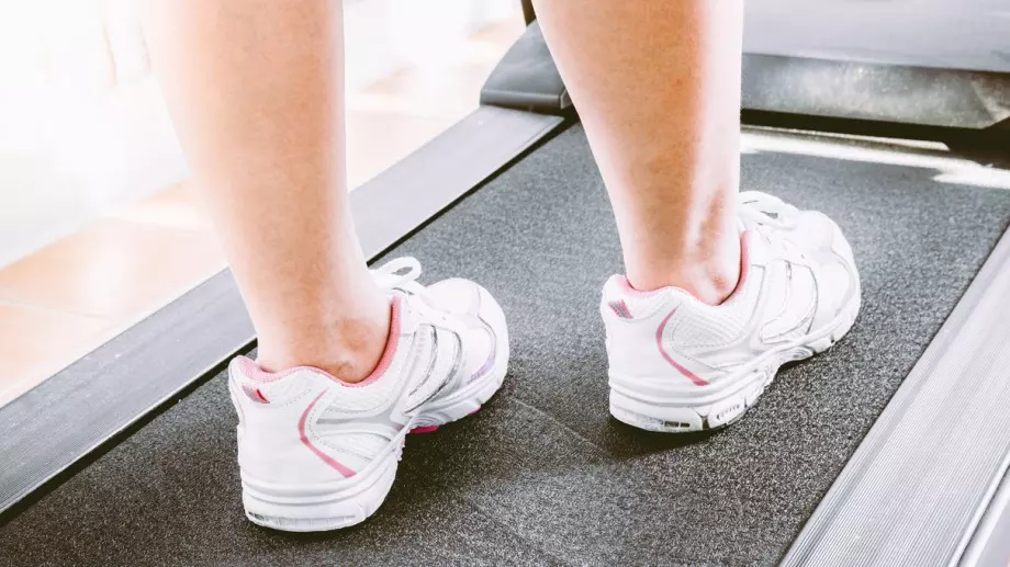 Нов хит в TikTok, ходене назад на бягаща пътека (ВИДЕО)