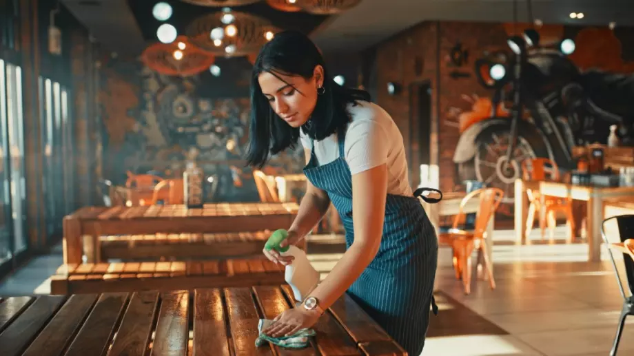 Едва 7% от младите хора у нас работят, докато учат