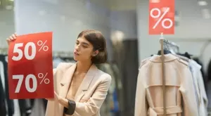 Топлото време удря търговците на дрехи, прогнозират масови намаления, за да избегнат натрупването на непродадени наличности