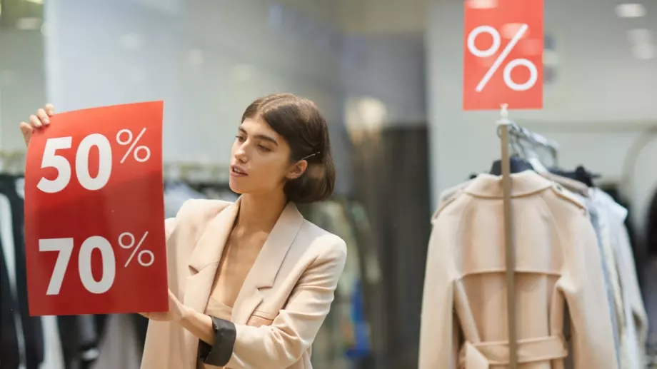 Топлото време удря търговците на дрехи, прогнозират масови намаления, за да избегнат натрупването на непродадени наличности