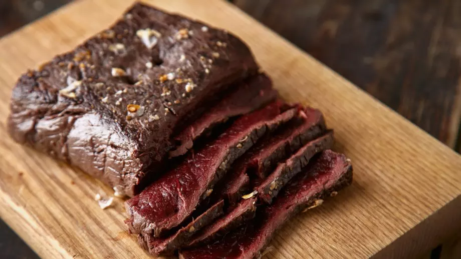 Жестока рецепта за ловджийски стек с вино и доматен сос