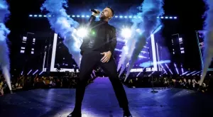 Графа посвети песен на любимата си съпруга (ВИДЕО)