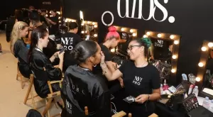 Гримьорите на Седмицата на модата и техните 4 експресни трика за сияйна кожа