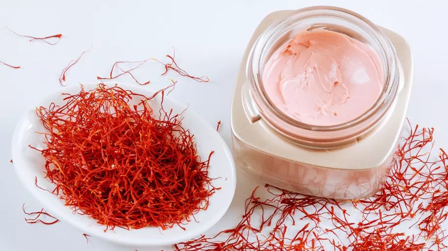 Домашен нощен крем за лице с шафран 