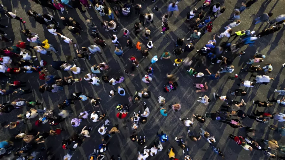 Защо населението на втората по големина икономика в света намалява за втора поредна година?