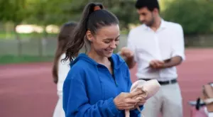 Българка подобри рекорда за най-продължително ходене на палци (ВИДЕО)  