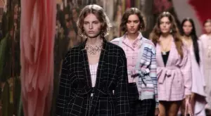 Chanel шокира с джапанки, туид и пачуърк (СНИМКИ)