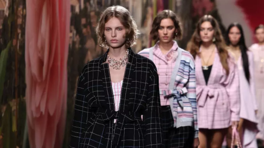 Chanel шокира с джапанки, туид и пачуърк (СНИМКИ)