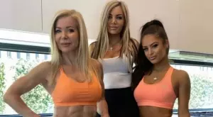 Всички ги мислят за сестри, но те са баба, дъщеря и внучка(СНИМКИ)