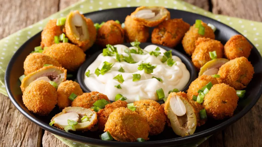 Чудно мезе: Пържени панирани маслини