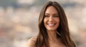 Анджелина Джоли дебютира като моден дизайнер на "Оскарите" (СНИМКИ)