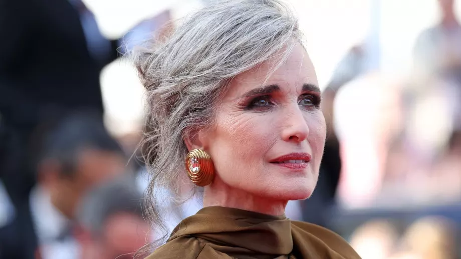 Анди Макдауъл, която дефилира на 65 години и изпрати важно послание (ВИДЕО)