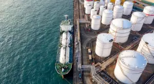 Петролните цени тръгнаха надолу в началото в седмицата