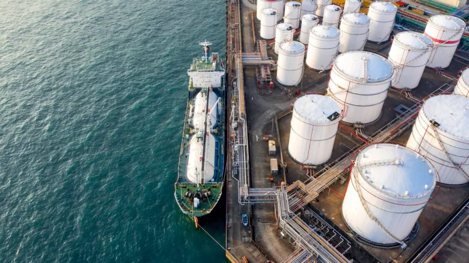 Защо най-голямата компания за петролни услуги не смята да напуска Русия?