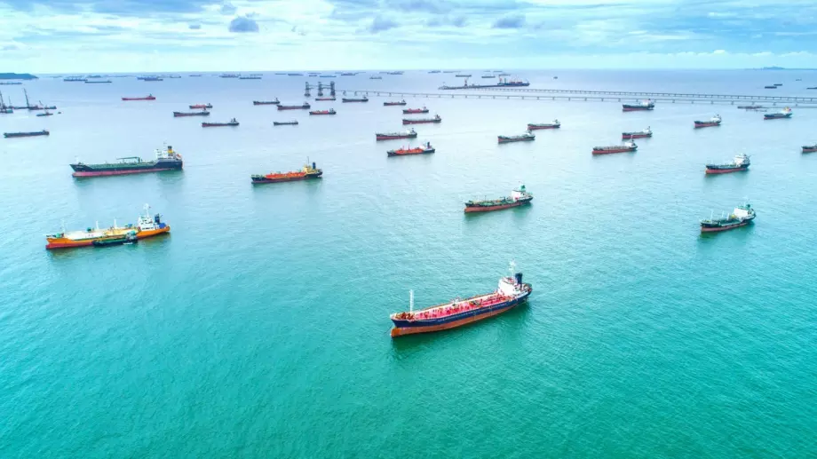 Китай пести милиарди долари чрез внос на петрол от санкционирани страни