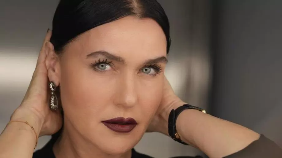 Звездата от турския сериал "Опасно изкушение" живее в каравана