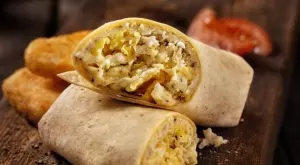 Закуска за 10 минути: Тортила с яйчен пълнеж, шунка и сирене