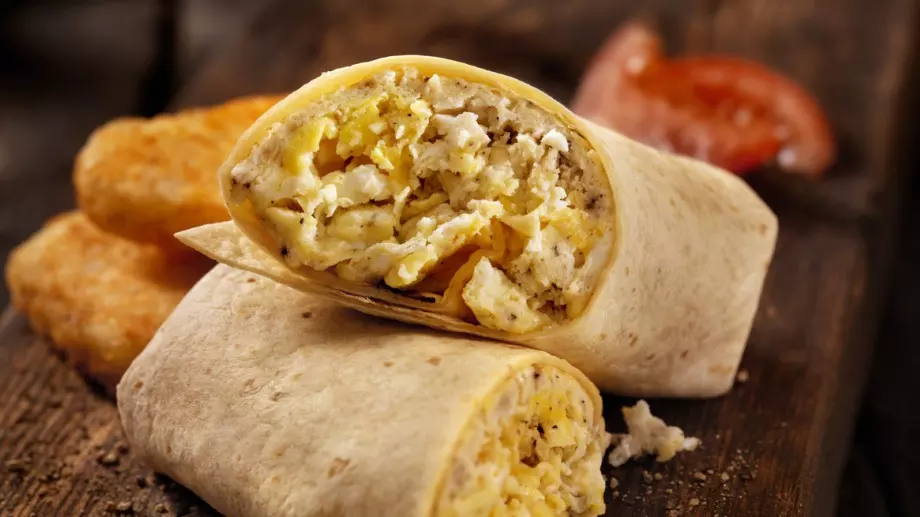 Закуска за 10 минути: Тортила с яйчен пълнеж, шунка и сирене