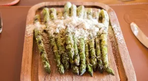 Здравословни аспержи с пармезан