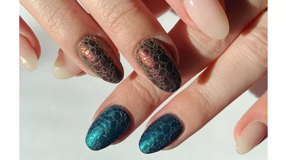 Нов тренд: Змийски нокти с пяна (ВИДЕО)