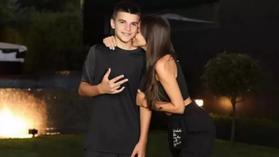 Синът на Валери Божинов и Алисия се изфука с първото си гадже (СНИМКА)