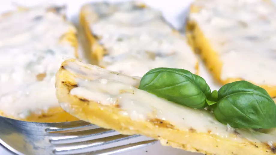 Тази рецепта е хит в мрежата: Запечен качамак със синьо сирене и рикота