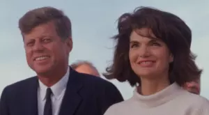 Триковете за красота на Джаки Кенеди, които я превърнаха в модна икона