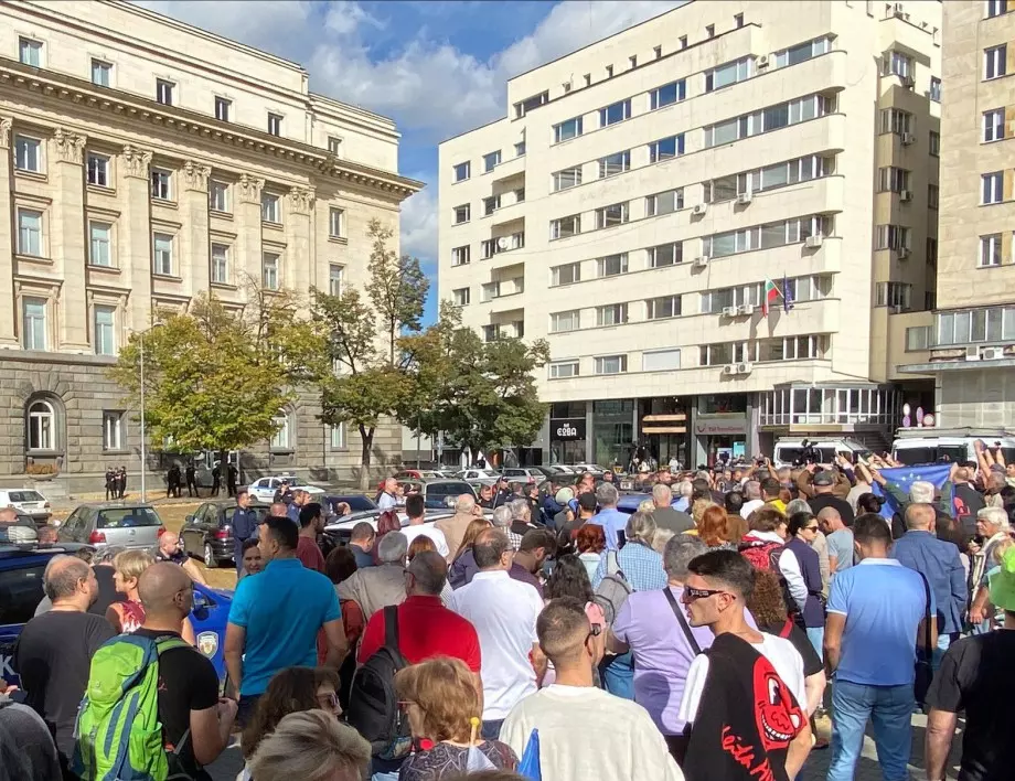 Протестът ДАНСwithme23: Сблъсъци между протестиращи и полиция (ВИДЕО и СНИМКИ)