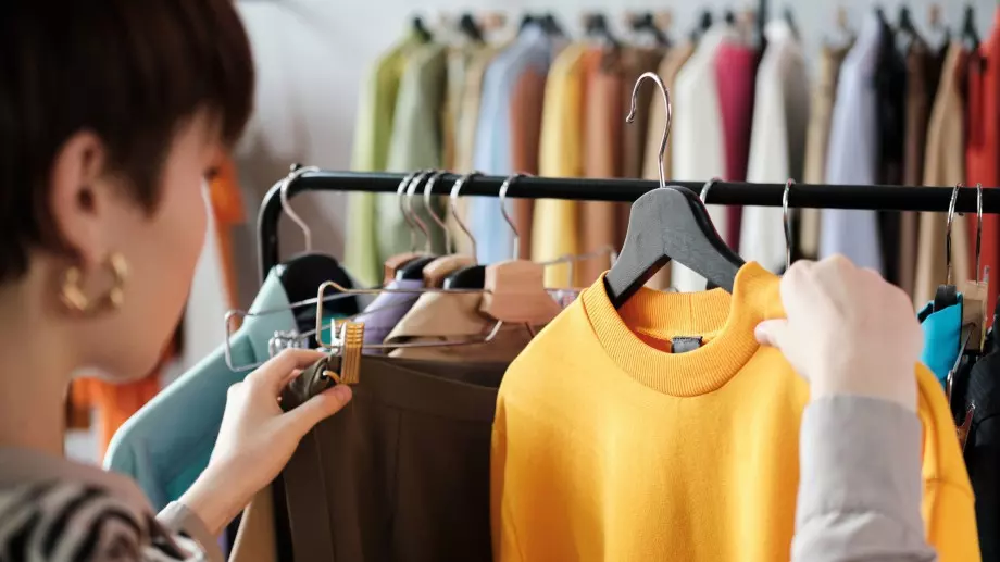 Какво е влиянието на модната индустрия върху климата и околната среда?