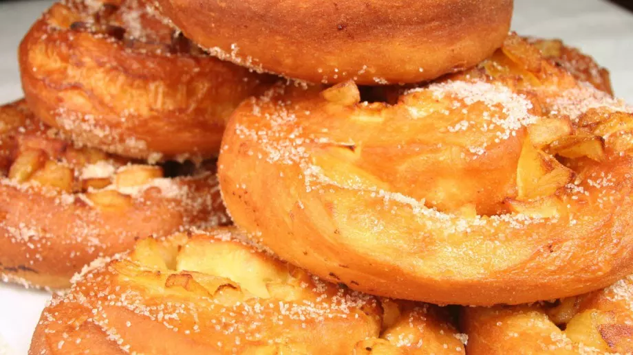 Сладко изкушение: Пържени ябълкови рулца