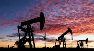 Цената на петрола леко се покачва, но котировките вървят към втори седмичен спад