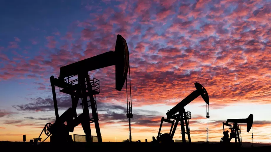 Цената на петрола леко се покачва, но котировките вървят към втори седмичен спад