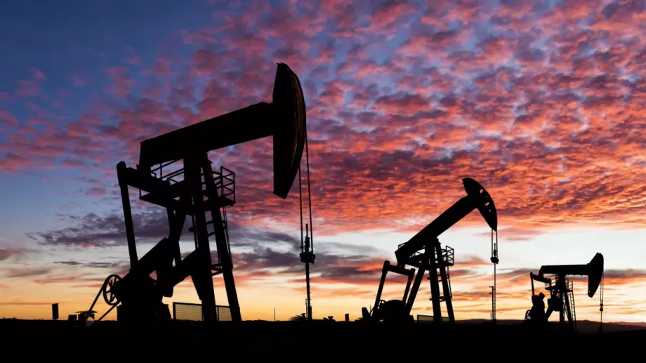 Цените на петрола тръгнаха нагоре заради засиленото търсене на водещите потребители в света