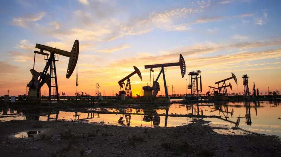 Цената на петрола е напът да сложи край на печелившата си серия на фона на нарастването на запасите в САЩ