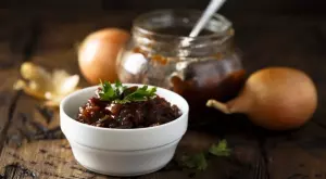 Този карамелизиран лучен сос ще придаден страхотен вкус на всяко ястие 