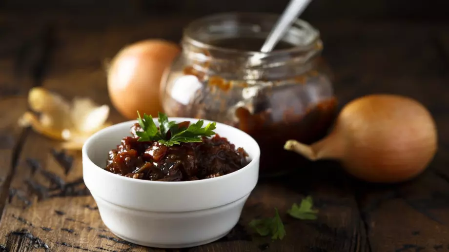 Този карамелизиран лучен сос ще придаден страхотен вкус на всяко ястие 