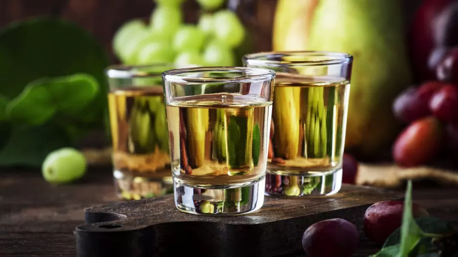 Българската ракия- природен лек за десетки болести