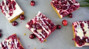 Кето чийзкейк със сладко от боровинки