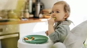 Какво може да се случи, ако започнете да давате на бебето си твърда храна вместо пюрета