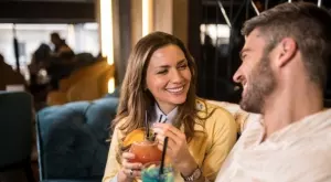 8 начина да флиртувате с мъж (без да изглеждате отчаяни)