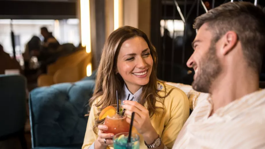 8 начина да флиртувате с мъж (без да изглеждате отчаяни)