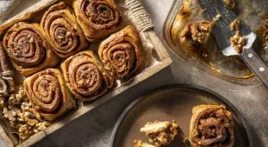 Бързо и ароматно: Как да си направите канелено рулце в чаша (ВИДЕО)