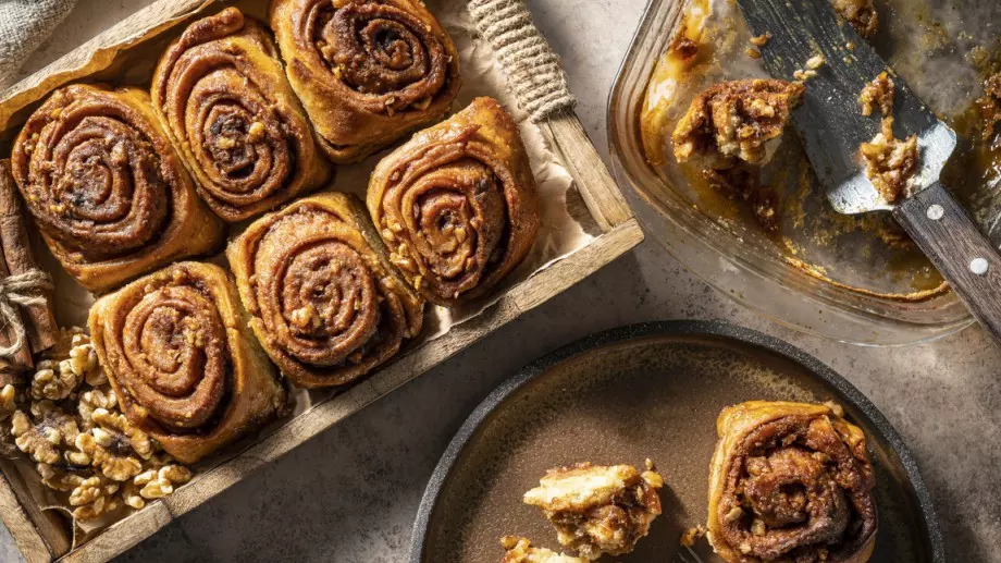 Бързо и ароматно: Как да си направите канелено рулце в чаша (ВИДЕО)