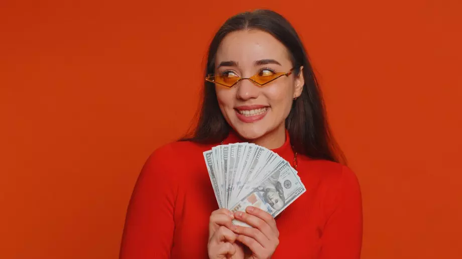 Тези 3 зодии ще спечелят голяма сума пари до края на декември 2023